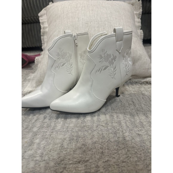Cato Shoes - Cato Comfort  Ankle Boots Rodeo Cowgirl Women's Size 7M White Embroidered Heeled